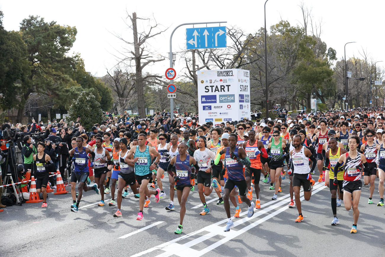 大阪府庁前を一斉にスタートする選手ら（撮影・上山淳一）