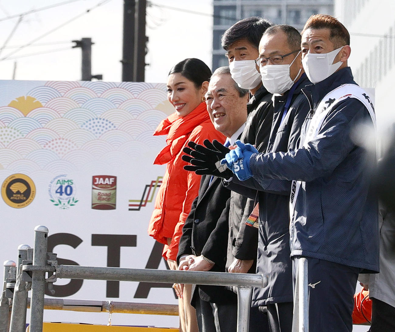 大阪府庁前で応援する、左からアン・ミカ、松本正義会長、山本剛史大阪市副市長、山中伸弥教授、応援団長の森脇健児（撮影・上山淳一）