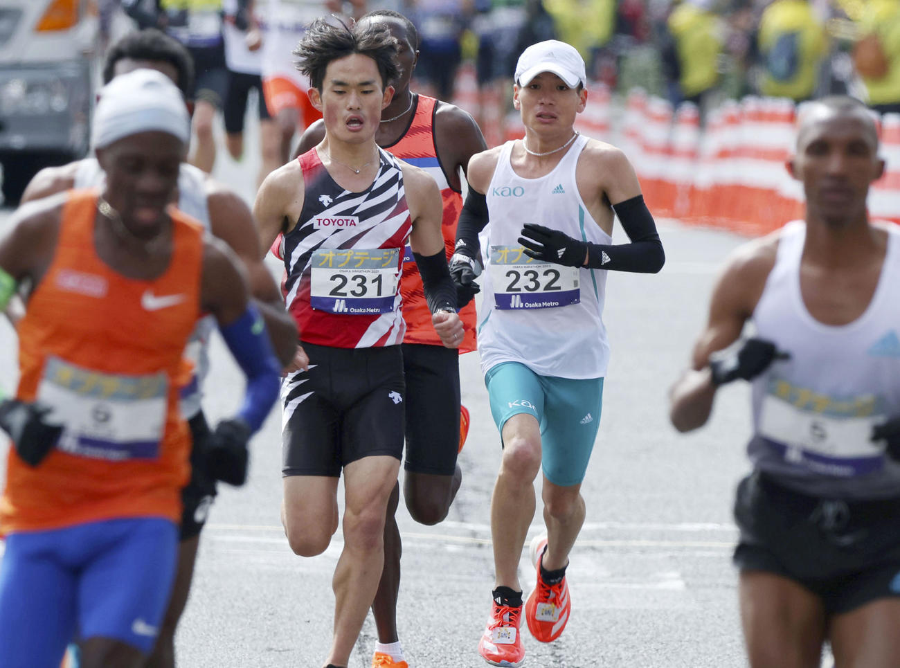 37キロ付近で力走する西山和弥（中央左）と池田耀平（共同）