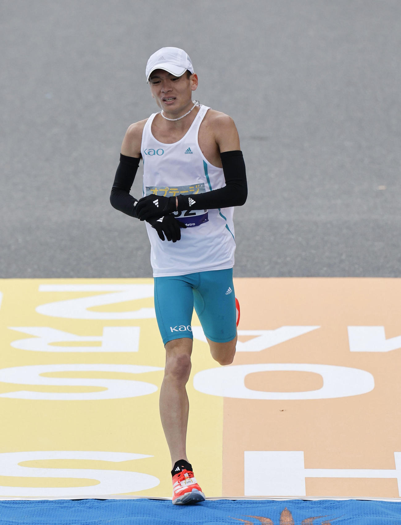 2時間6分53秒の7位でゴールする池田耀平（共同）