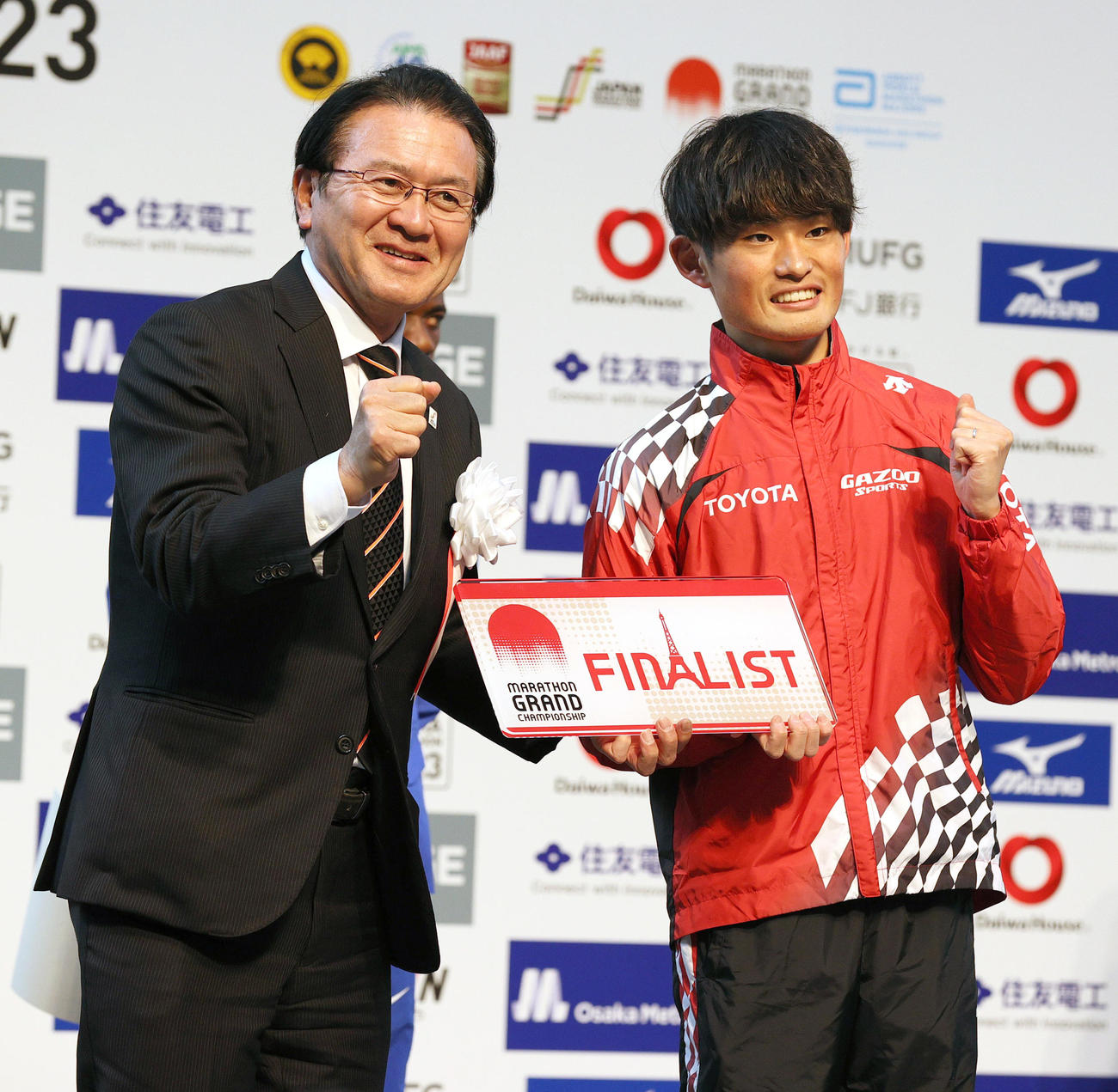西山（右）はMGC出場権を獲得し、表彰を受ける。左は瀬古副会長（撮影・上山淳一）