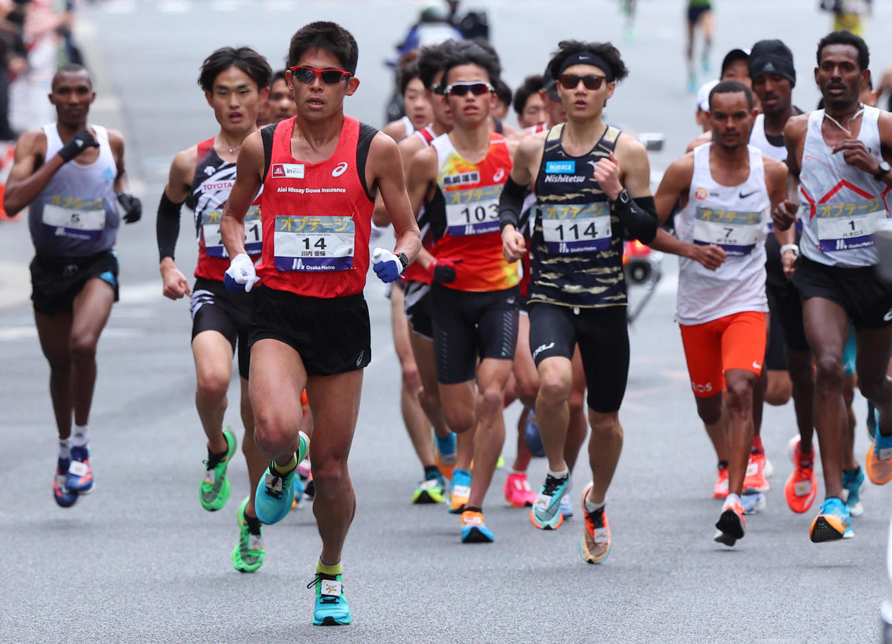 大阪マラソンの30キロ手前で先頭に出る川内優輝（左手前）（代表撮影）
