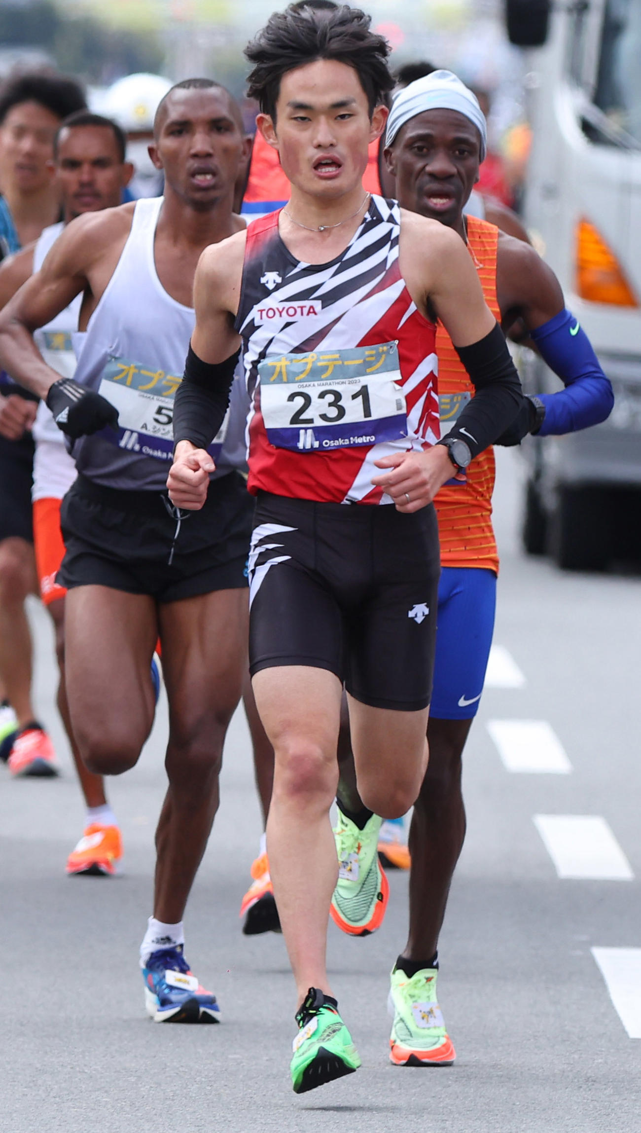 大阪マラソンの36キロ過ぎ、先頭に立つ西山和弥（手前）（代表撮影）