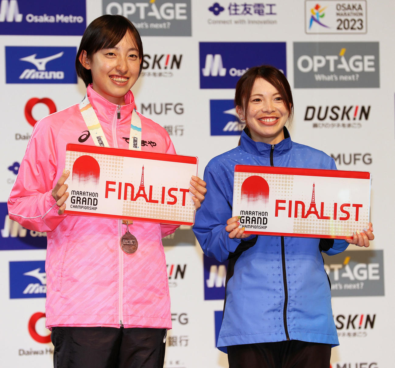 MGC出場権を獲得し、笑顔を見せる渡辺桃子（左）と西田美咲（2023年2月26日撮影）