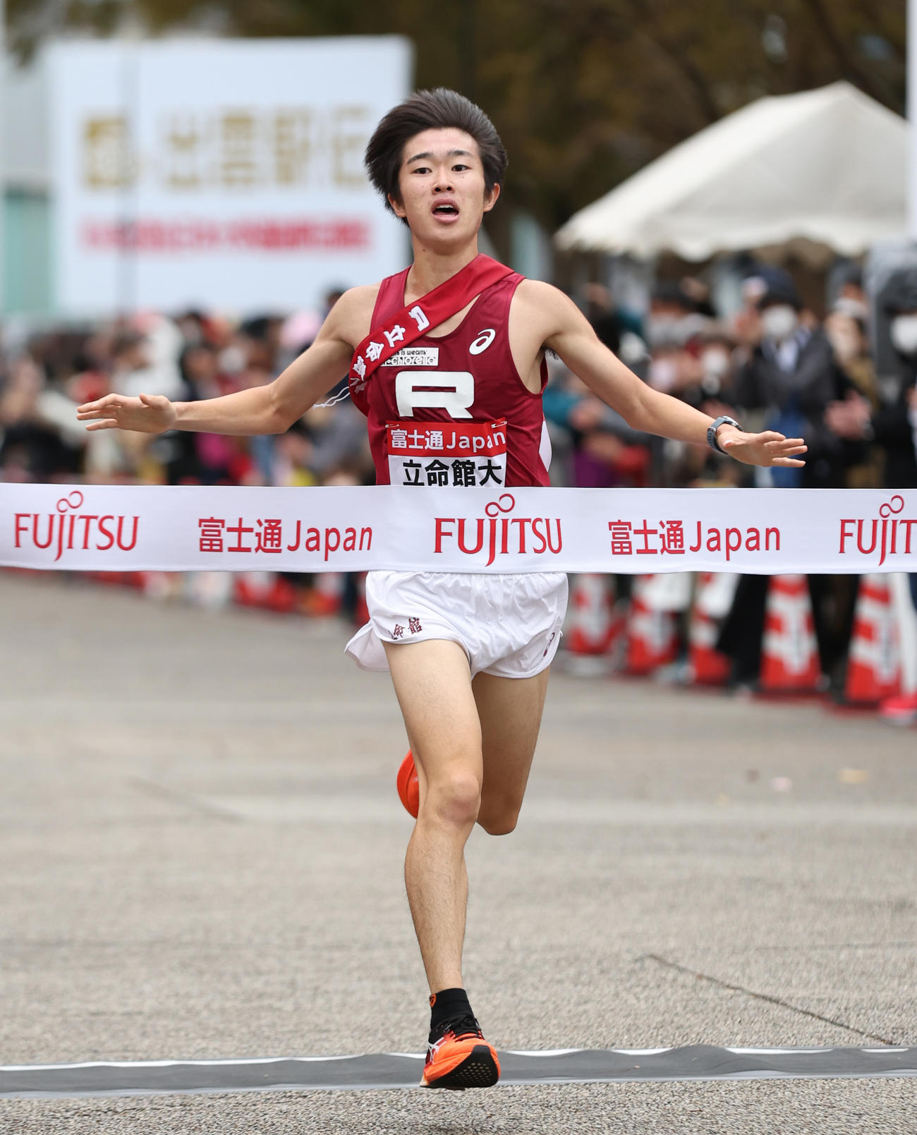 22年出雲駅伝、12位でゴールする立命館大アンカー山崎皓太