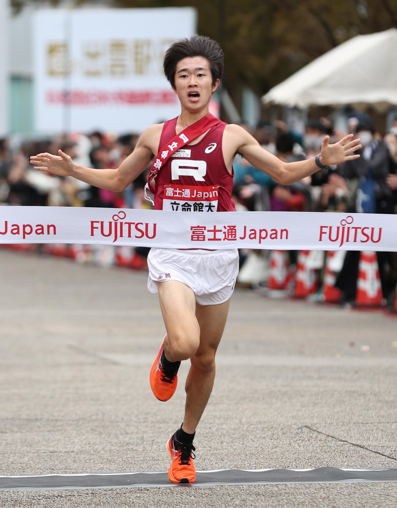 22年10月、出雲駅伝で12位でゴールする立命大アンカー山崎