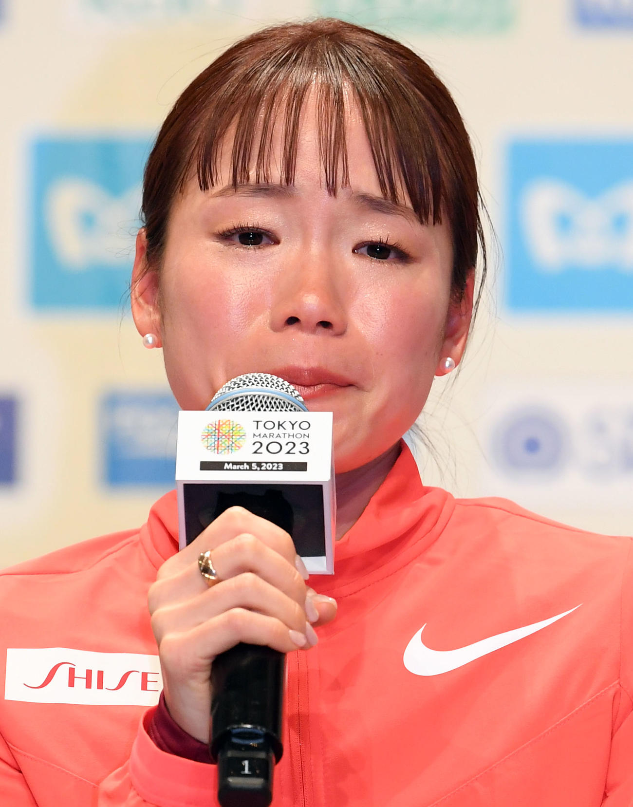 「昨年の12月に負傷し、思うようなトレーニングが出来なかった」と会見で涙を浮かべる一山（撮影・たえ見朱実）