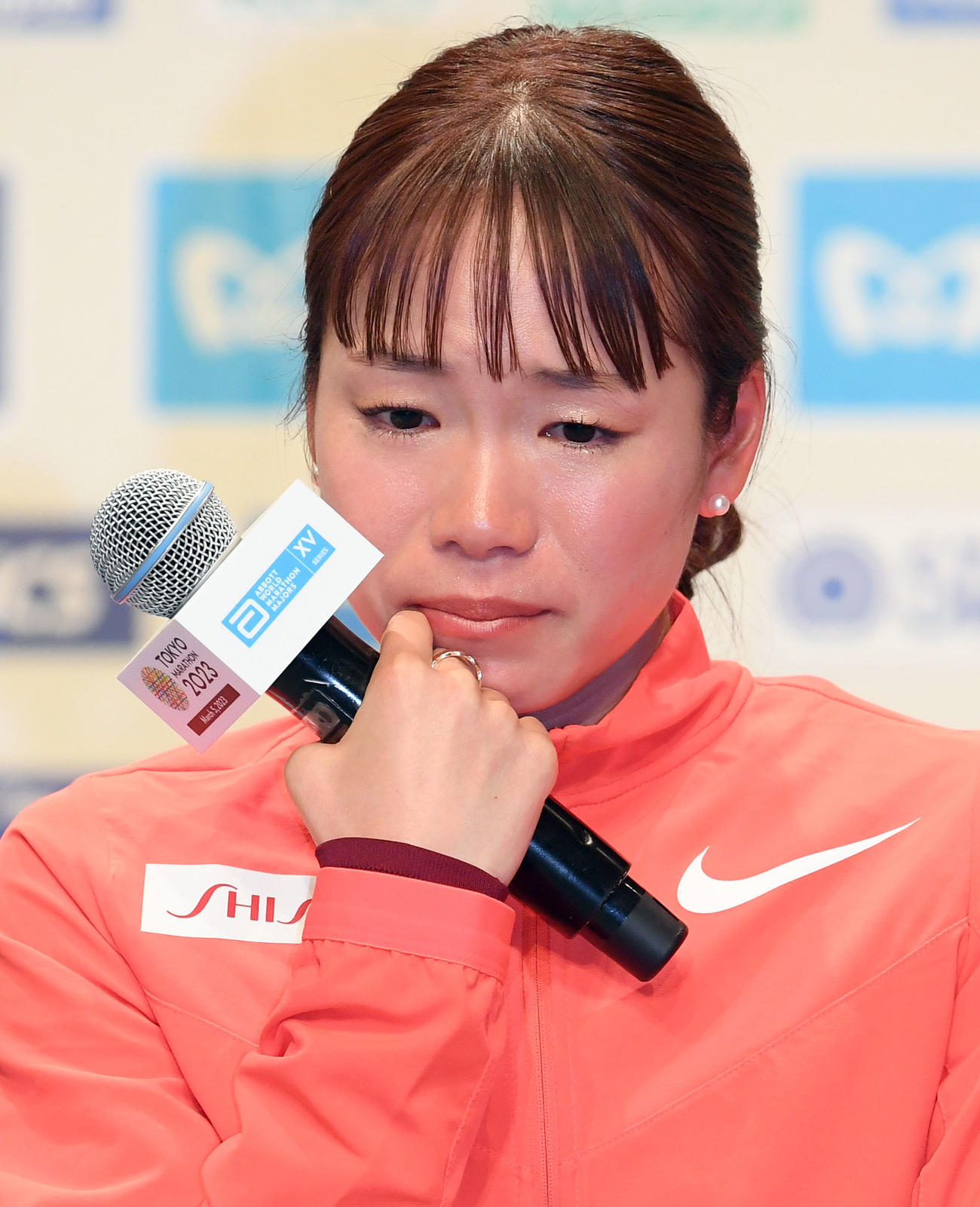 「昨年の12月に負傷し、思うようなトレーニングが出来なかった」と会見で涙を浮かべる一山（撮影・たえ見朱実）