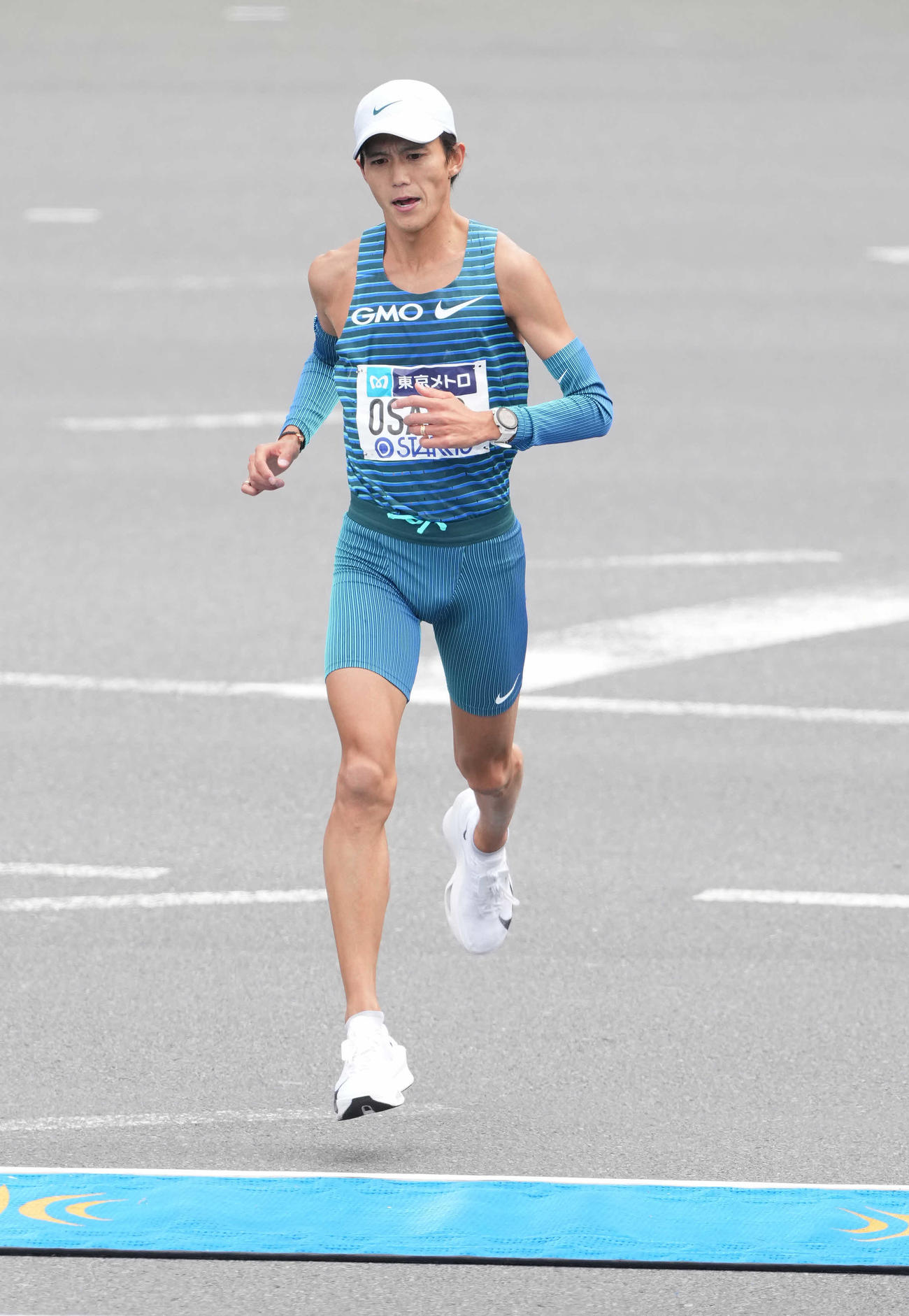 日本人3位でゴールする大迫（撮影・鈴木みどり）