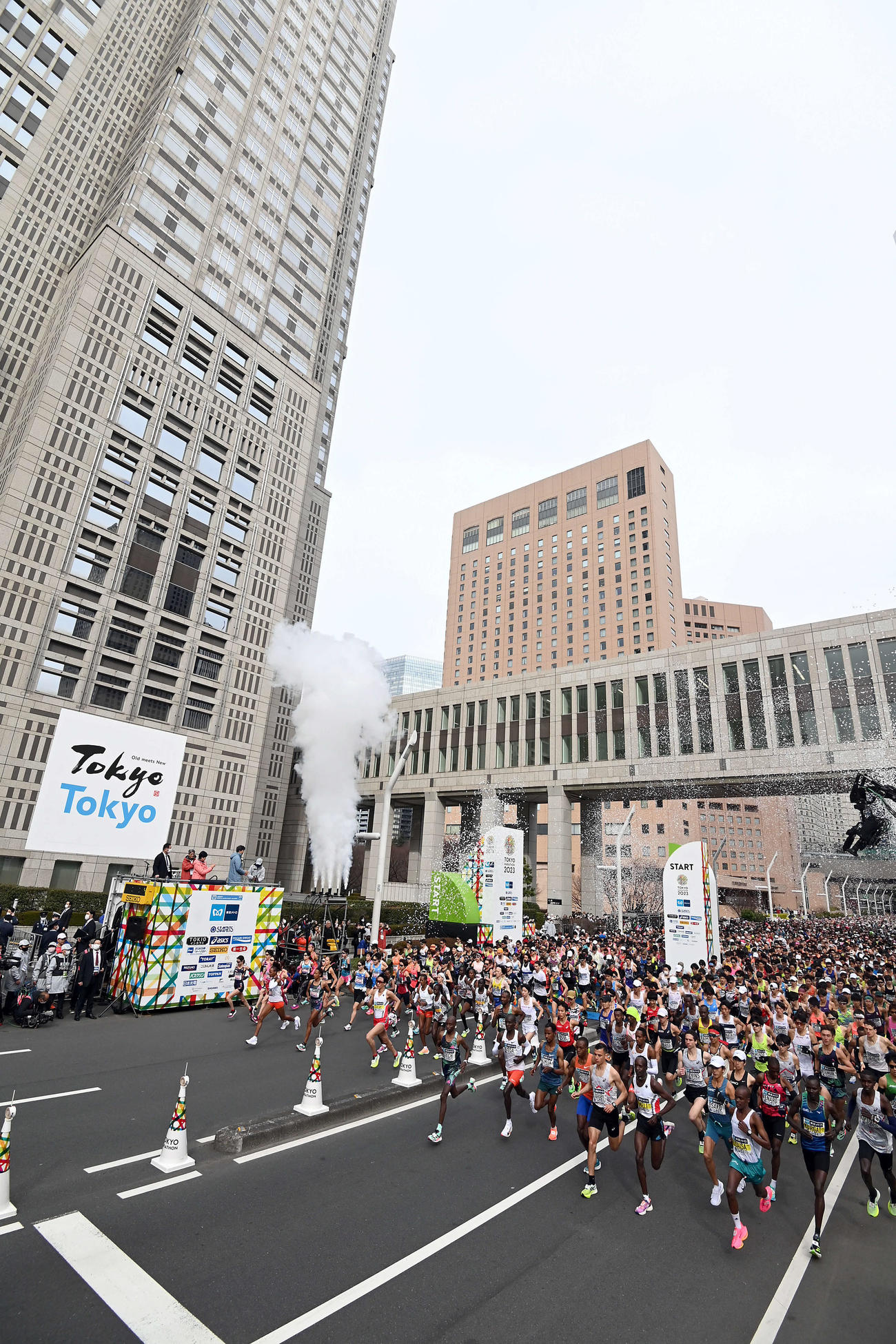 東京都庁前を勢い良くスタートするランナー（撮影・たえ見朱実）