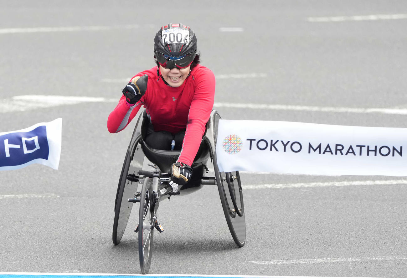 車いす女子2位でゴールする喜納（撮影・鈴木みどり）