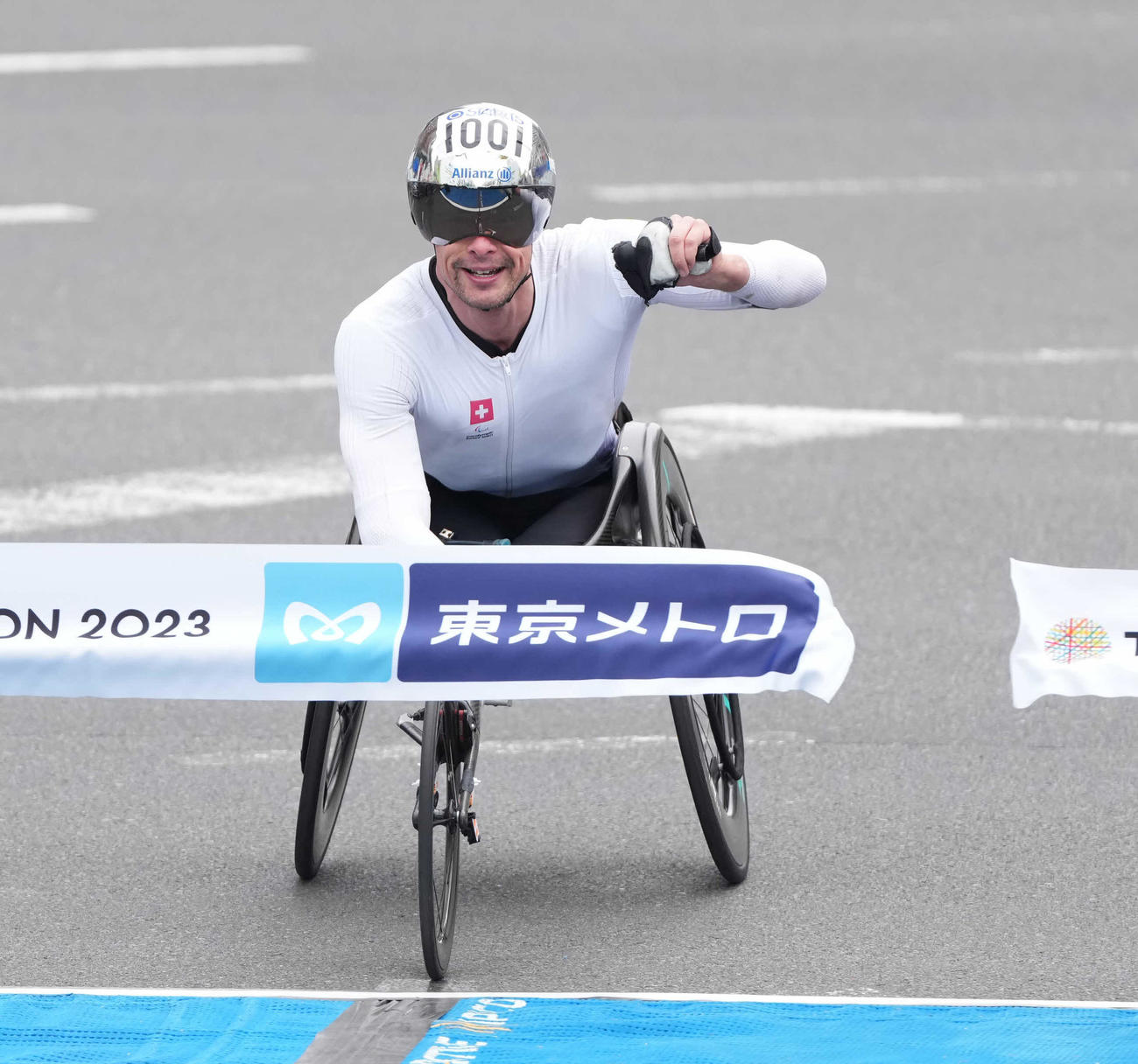 車いす男子1位でゴールするマルセル・フグ（撮影・鈴木みどり）