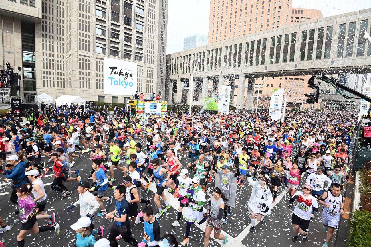 東京都庁前を勢い良くスタートするランナー（撮影・たえ見朱実）