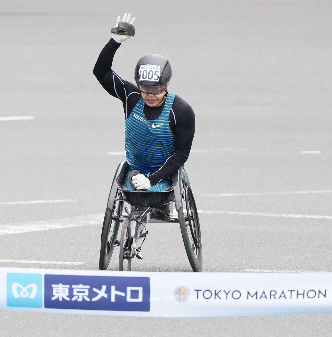 車いす男子で2位でゴールする鈴木（撮影・鈴木みどり）
