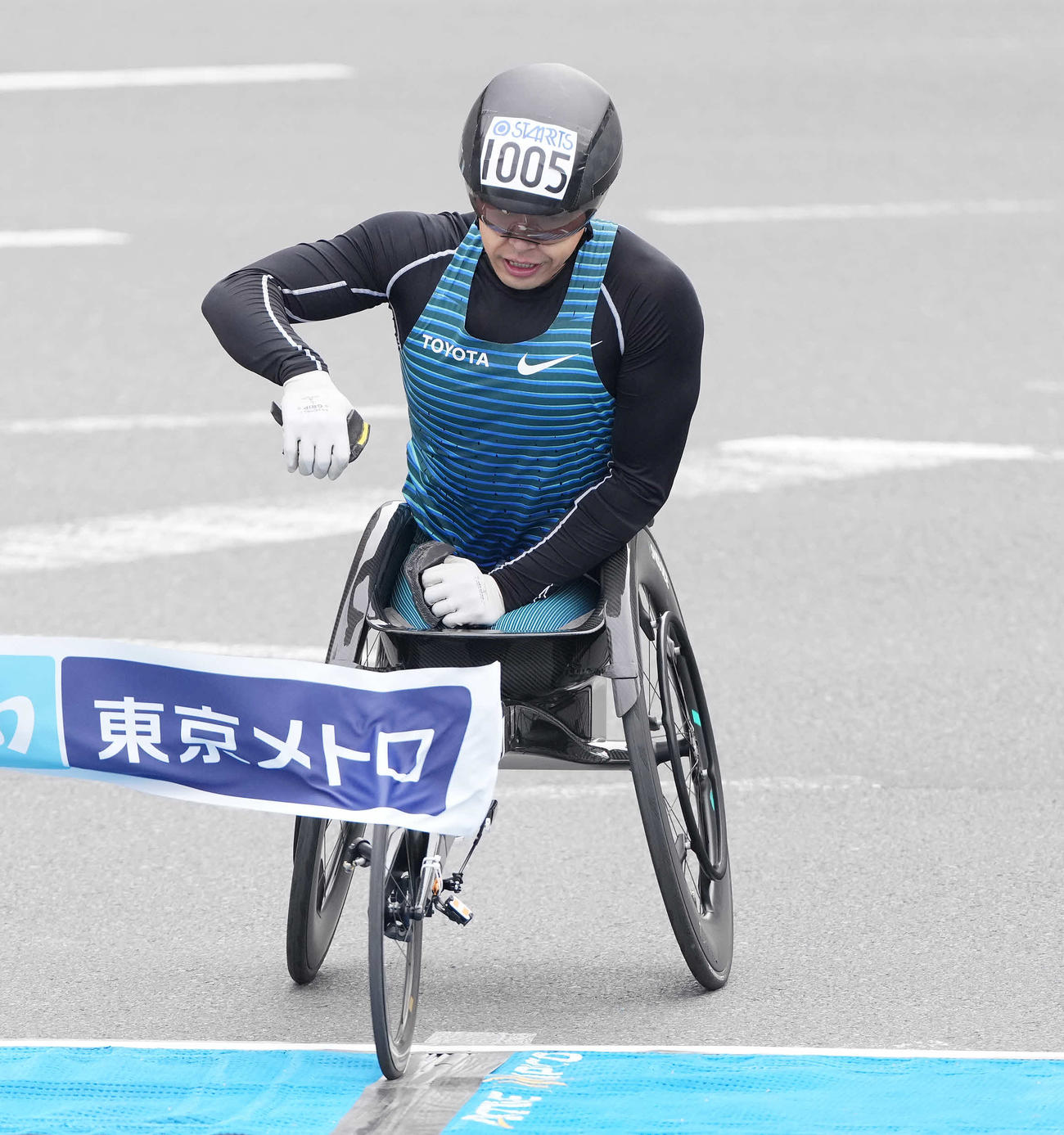 車いす男子で2位でゴールする鈴木（撮影・鈴木みどり）