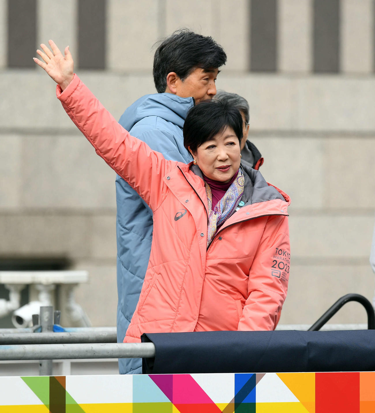 開会式でランナーに手を振る小池東京都知事（撮影・たえ見朱実）