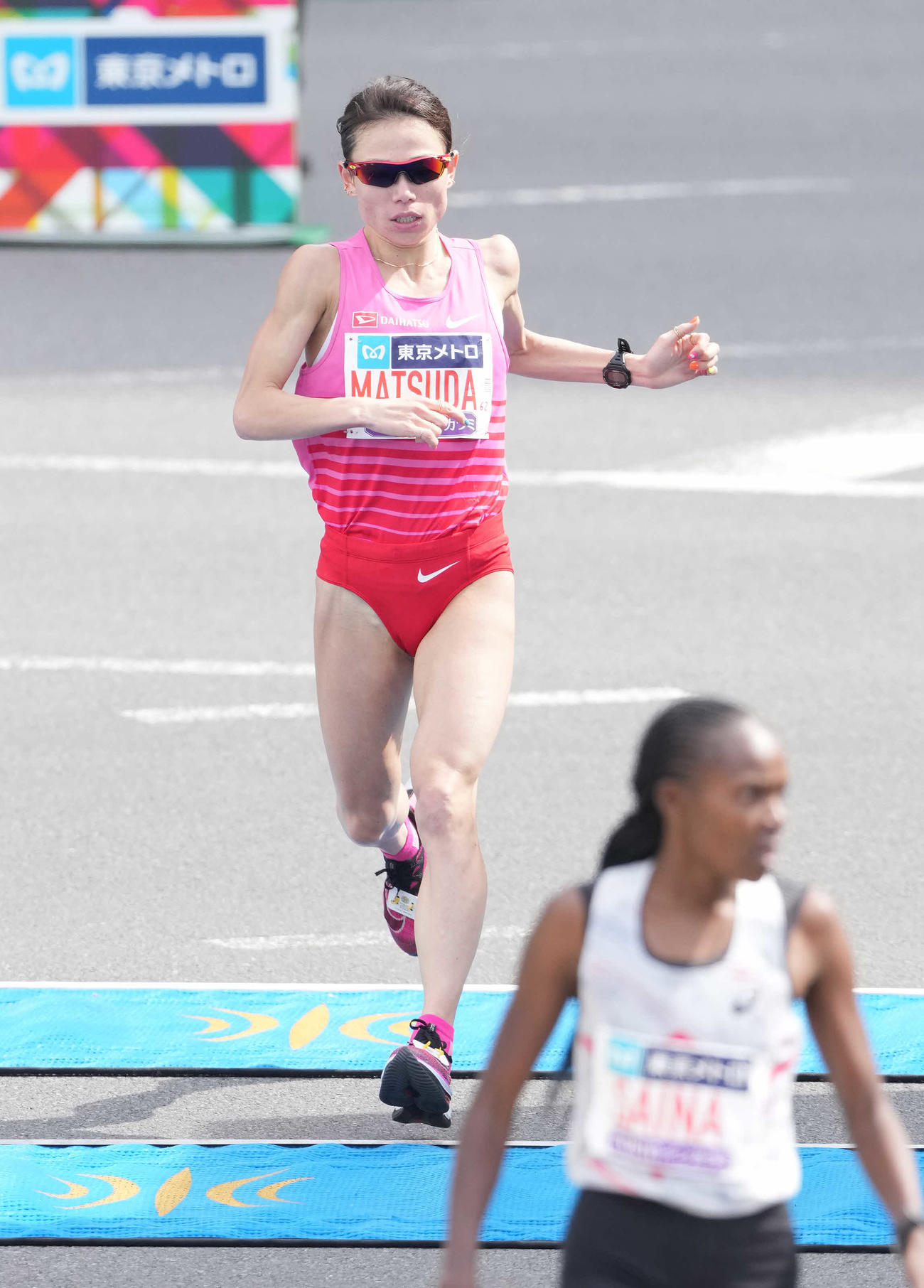 日本人女子トップでゴールする松田（撮影・鈴木みどり）