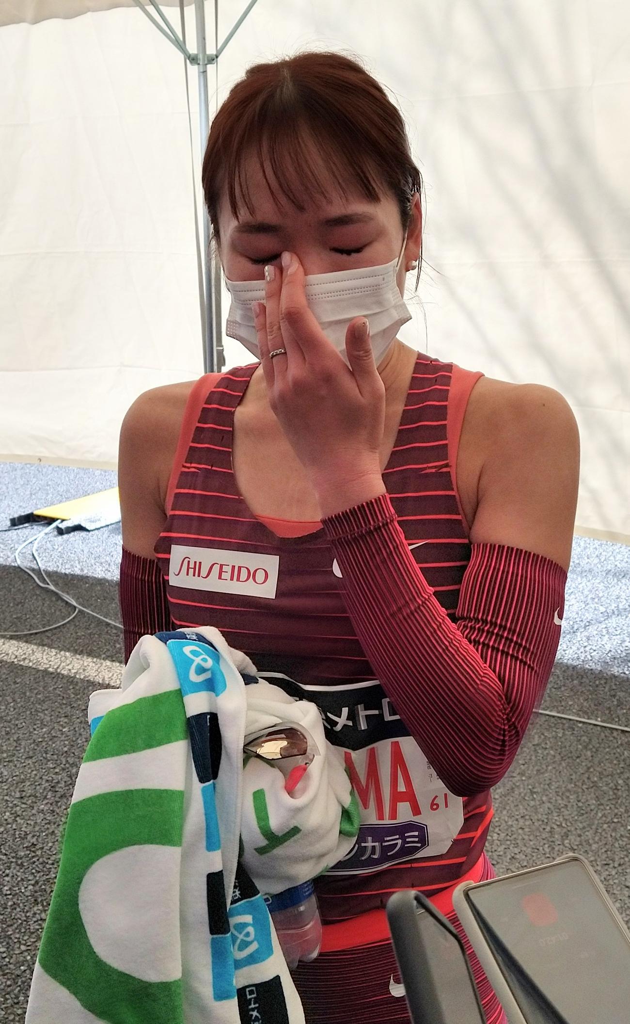 強行出場した東京マラソンで女子14位に沈み、取材エリアで涙を流す一山麻緒