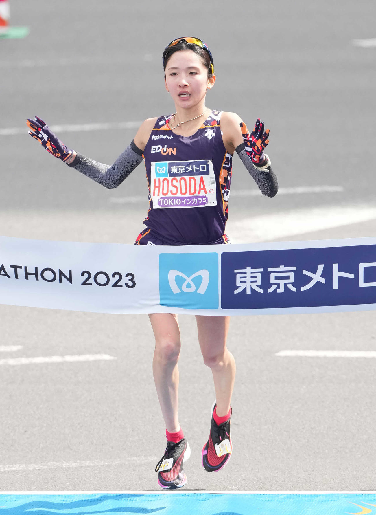 日本人女子2位でゴールする細田（撮影・鈴木みどり）