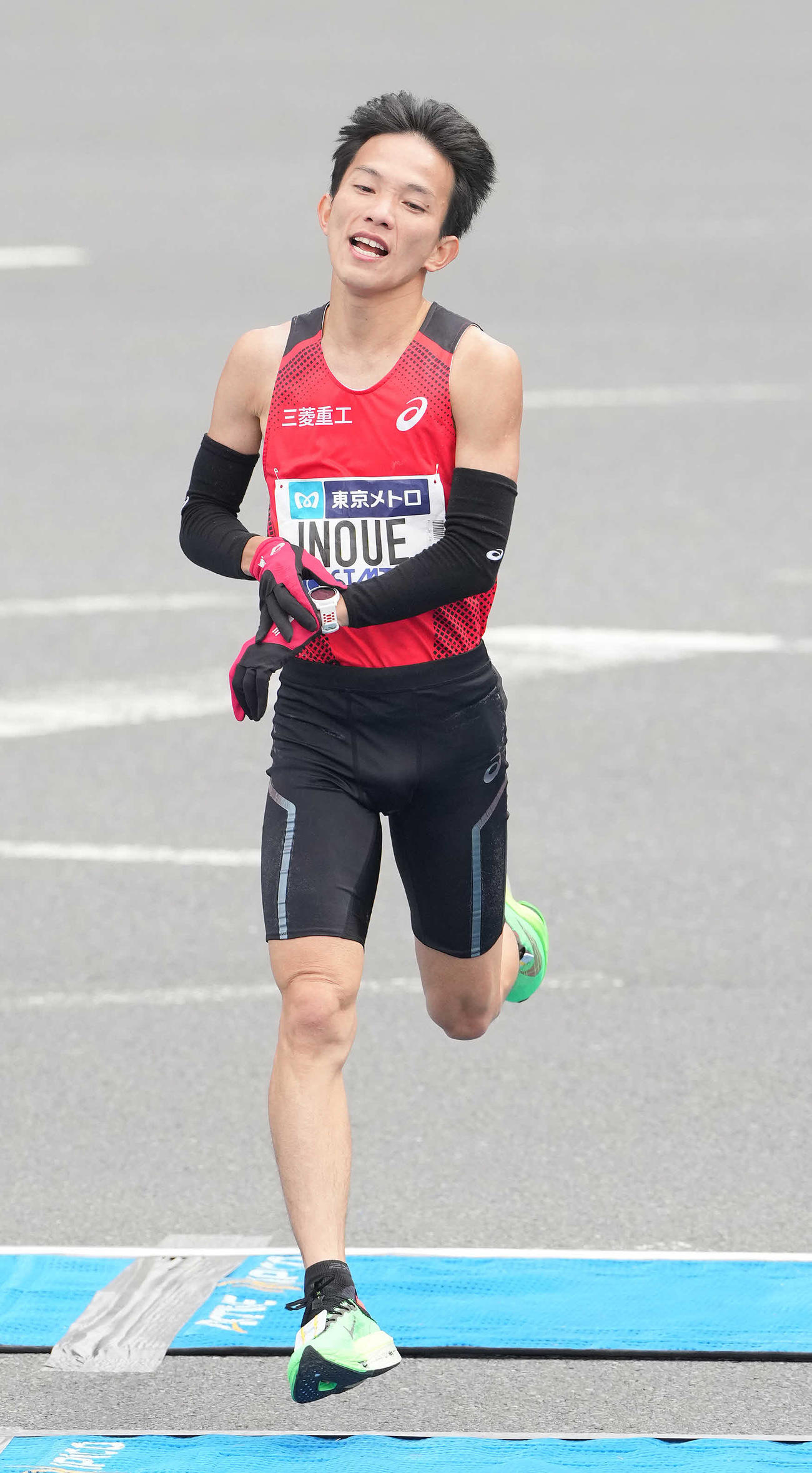 日本人4位でゴールする井上（撮影・鈴木みどり）