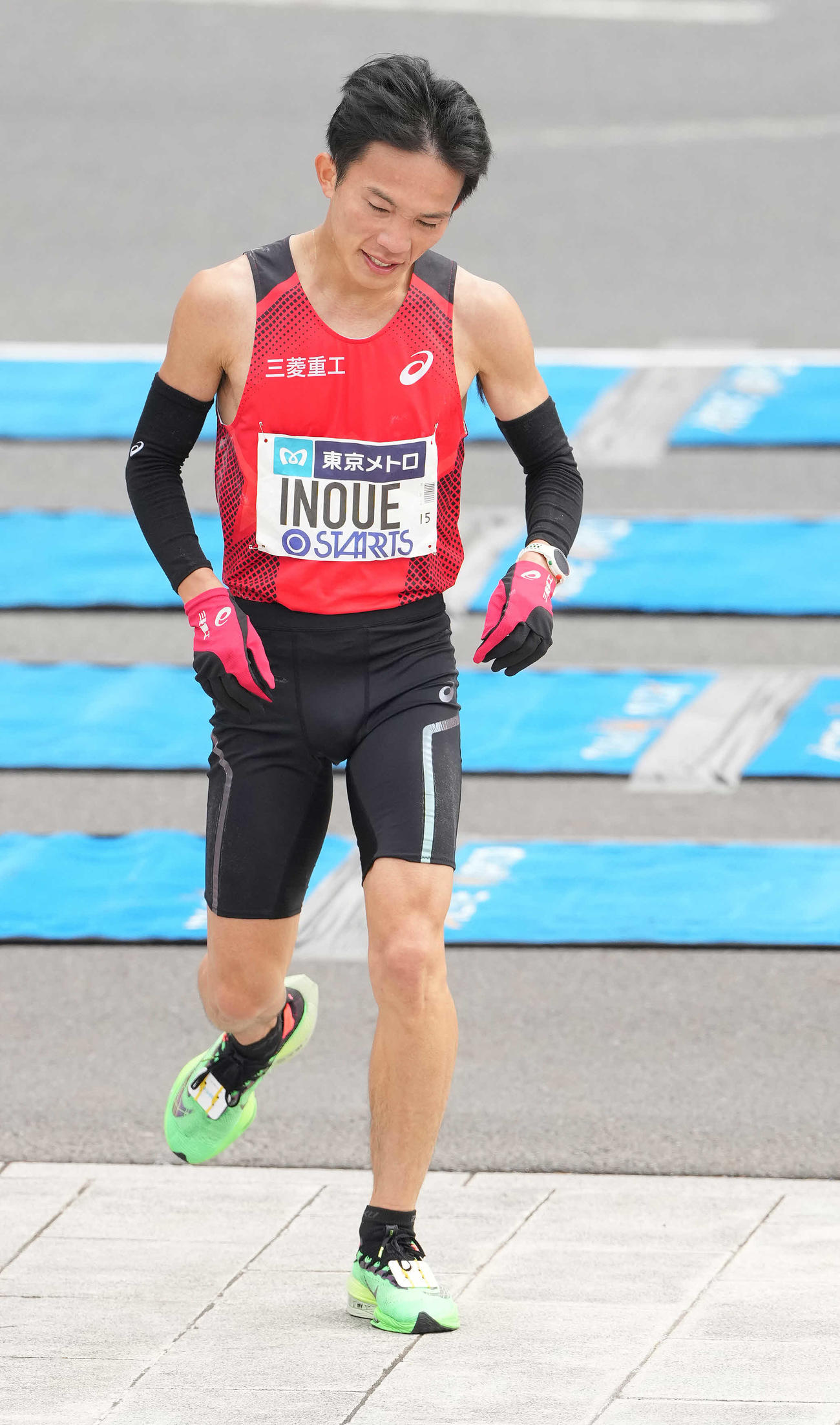 日本人4位でゴールする井上（撮影・鈴木みどり）