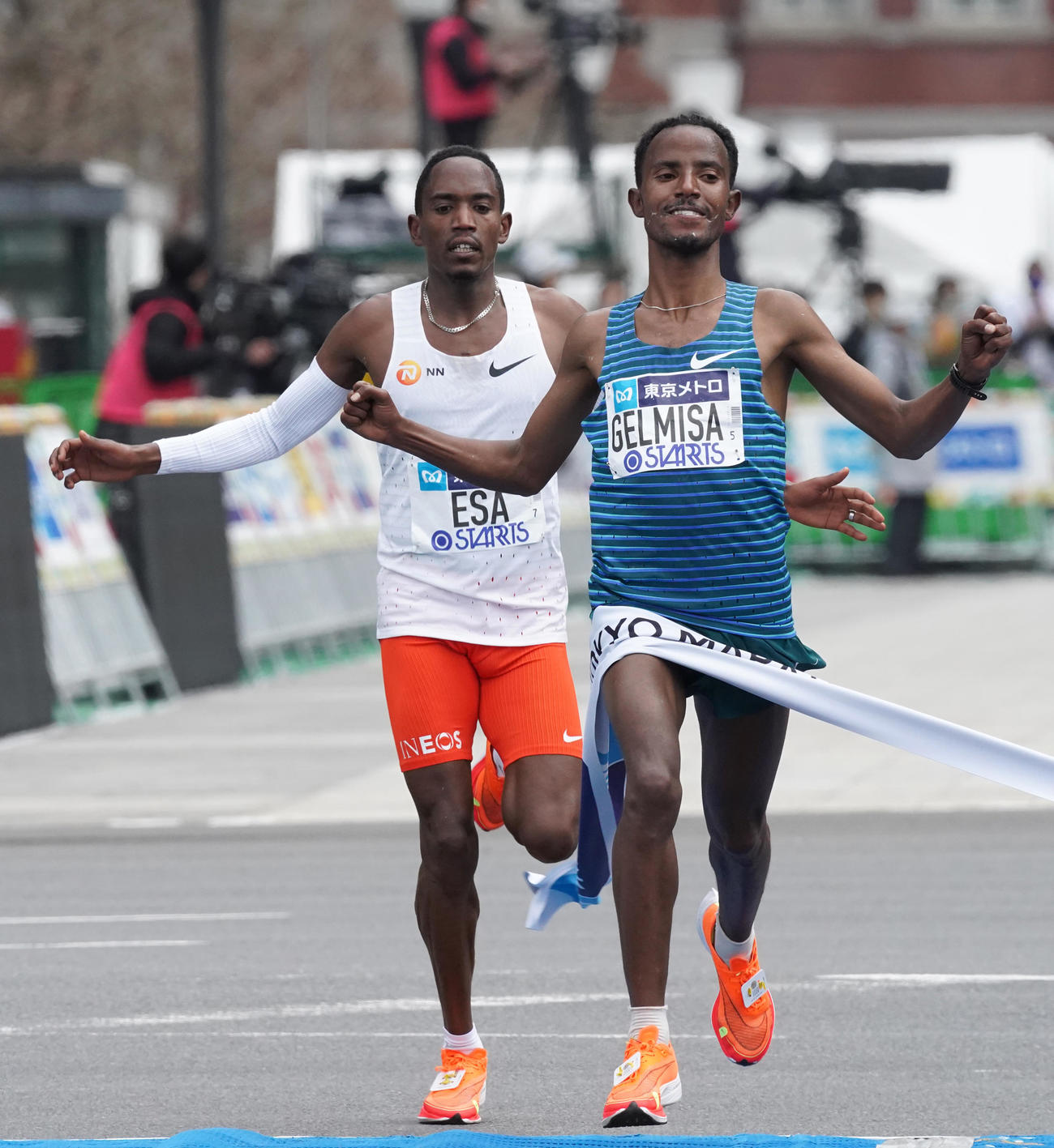 東京マラソン2023　マラソン男子　1位でフィニッシュするデソ・ゲルミサ（右）。左はモハメド・エサ＝2023年3月5日　代表撮影　産経新聞社