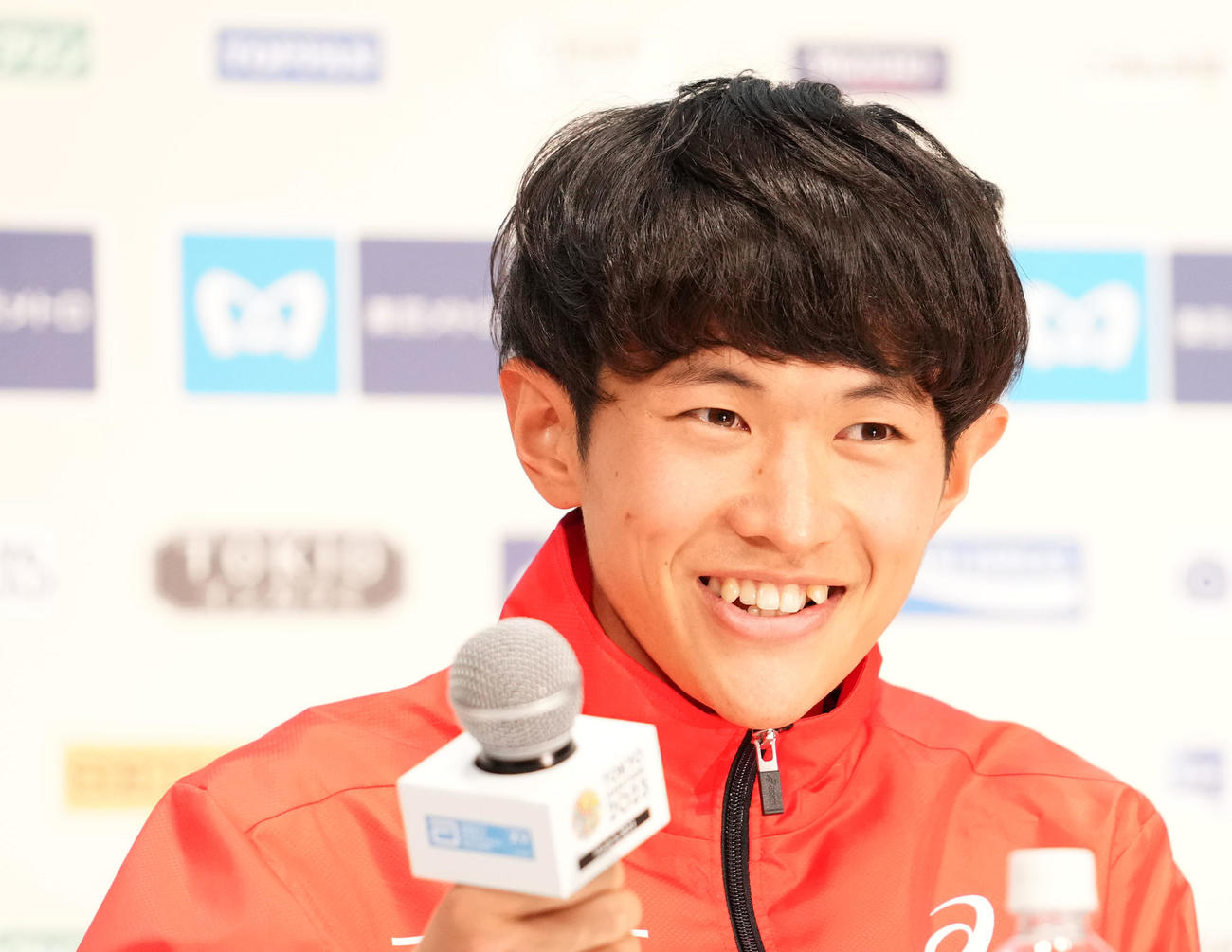 レース後の会見で笑顔を見せる山下（撮影・横山健太）