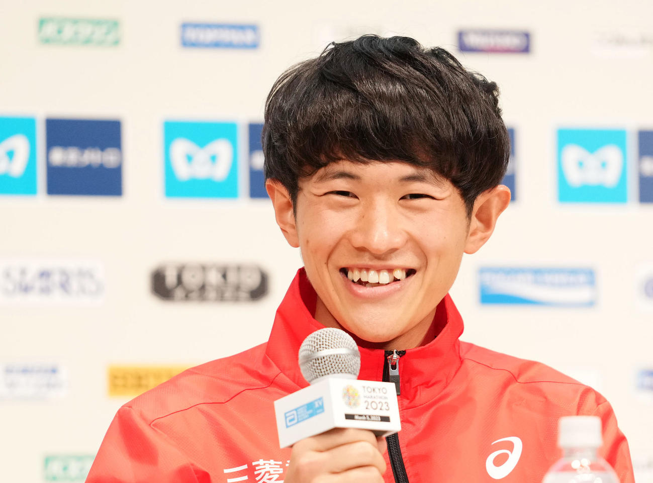 レース後の会見で笑顔を見せる山下（撮影・横山健太）
