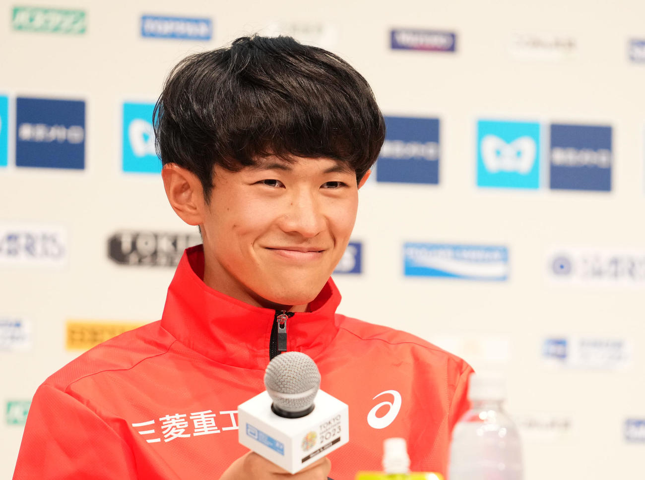 レース後の会見で笑顔を見せる山下（撮影・横山健太）