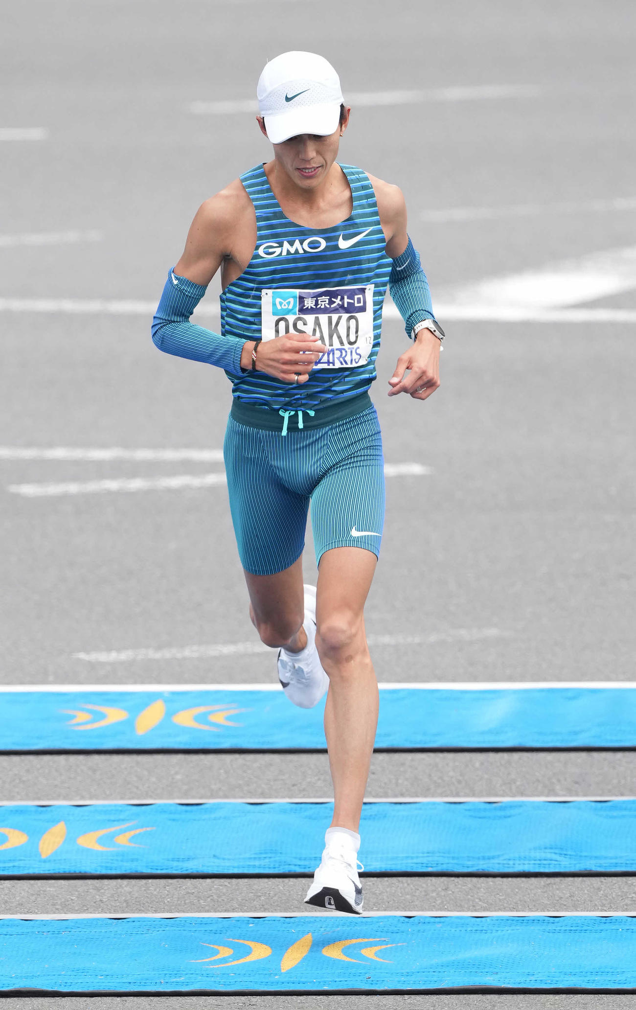 日本人3位でゴールする大迫（撮影・鈴木みどり）
