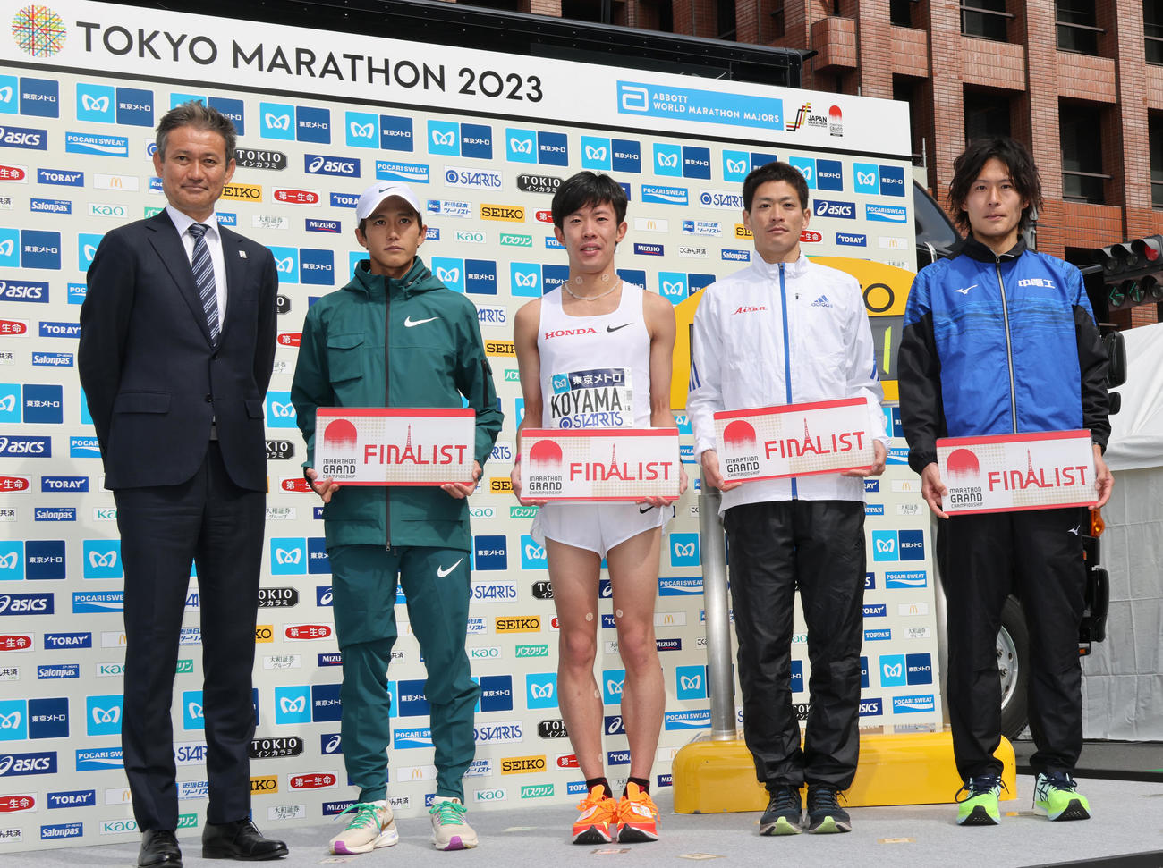 男子マラソンで出場条件をクリアし10月に東京で開催されるMGC出場権が付与された、左から2人目から大迫傑、小山直城、富安央（代表撮影）