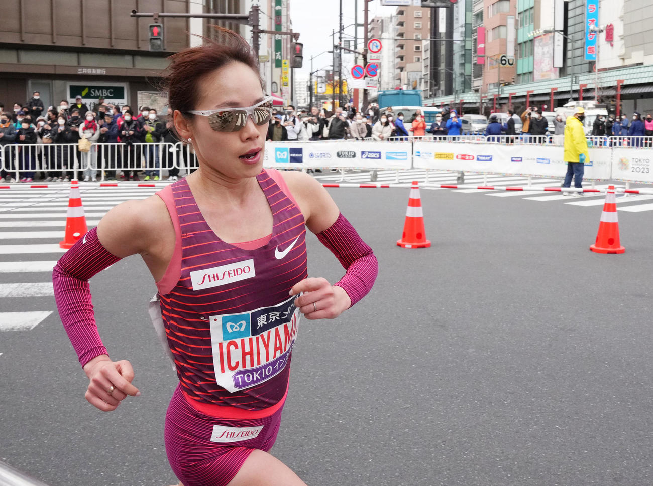 東京マラソン　浅草寺前を通過する一山麻緒（2023年3月5日）
