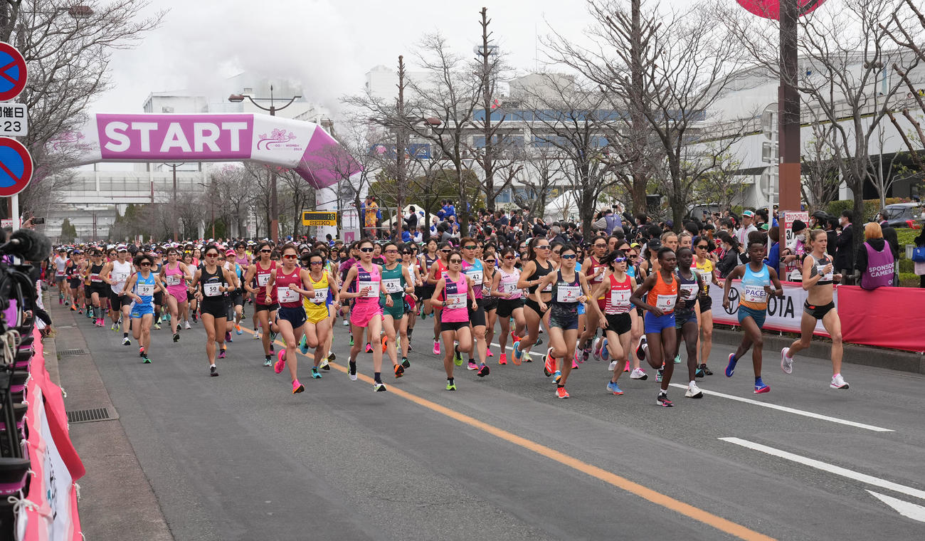 名古屋ウィメンズマラソン2023　スタートする選手たち（撮影・森本幸一）