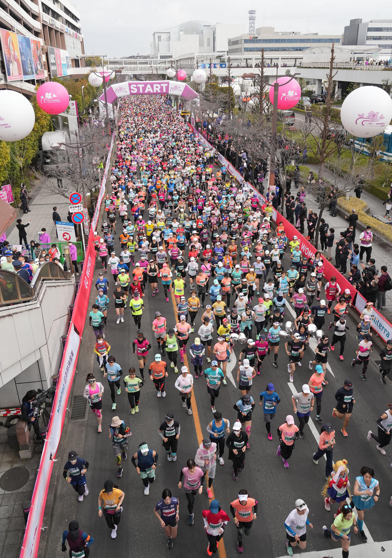 名古屋ウィメンズマラソン2023　スタートする選手たち（撮影・森本幸一）