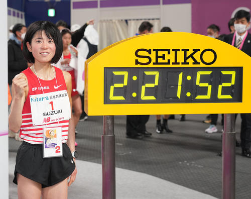 2時間21分52秒のタイムで全体2位、日本人選手トップでゴールした鈴木亜由子（撮影・森本幸一）
