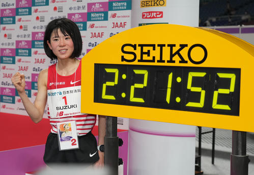 2時間21分52秒のタイムで全体2位、日本人選手トップでゴールした鈴木亜由子（撮影・森本幸一）
