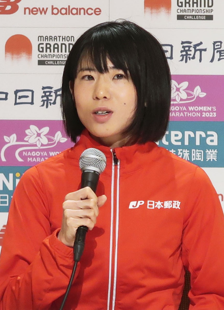 記者会見する鈴木亜由子（共同）