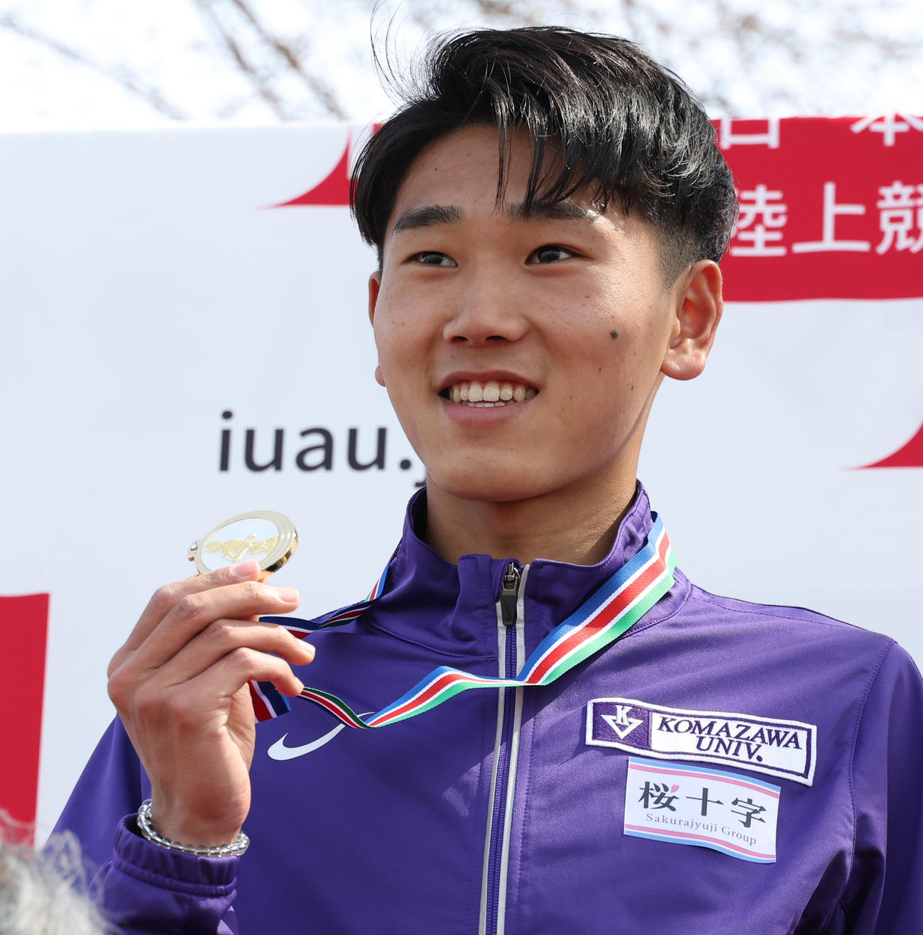 日本学生ハーフマラソンで優勝しメダルを手にする駒大・篠原（撮影・中島郁夫）