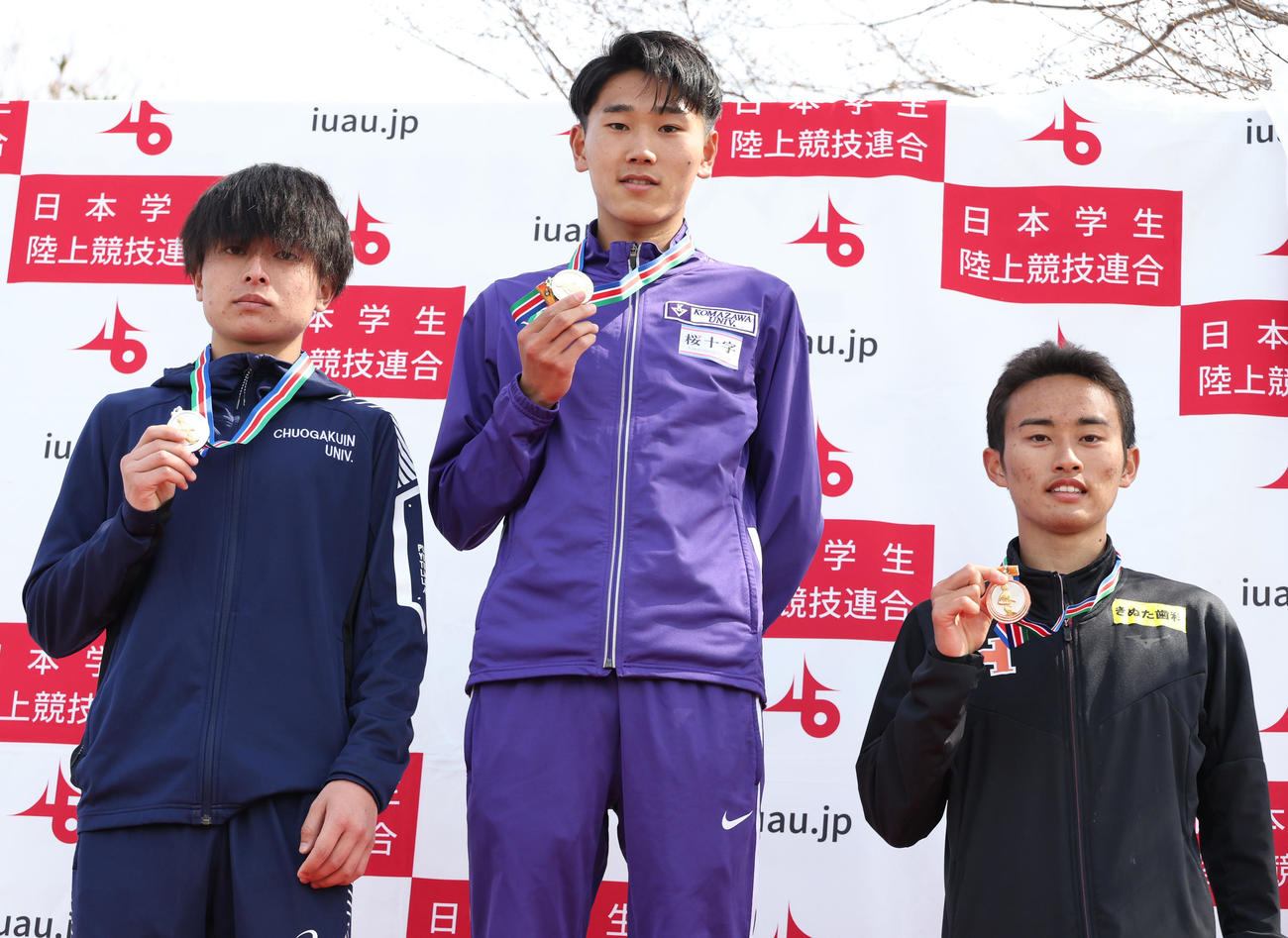 日本学生ハーフマラソンで表彰される優勝の駒大・篠原（中央）、2位の中央学院大・吉田（左）、3位の法大・松永（撮影・中島郁夫）