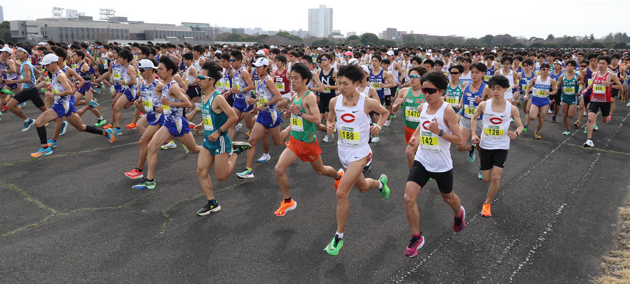 陸上自衛隊立川駐屯地をスタートする日本学生ハーフマラソン（撮影・中島郁夫）
