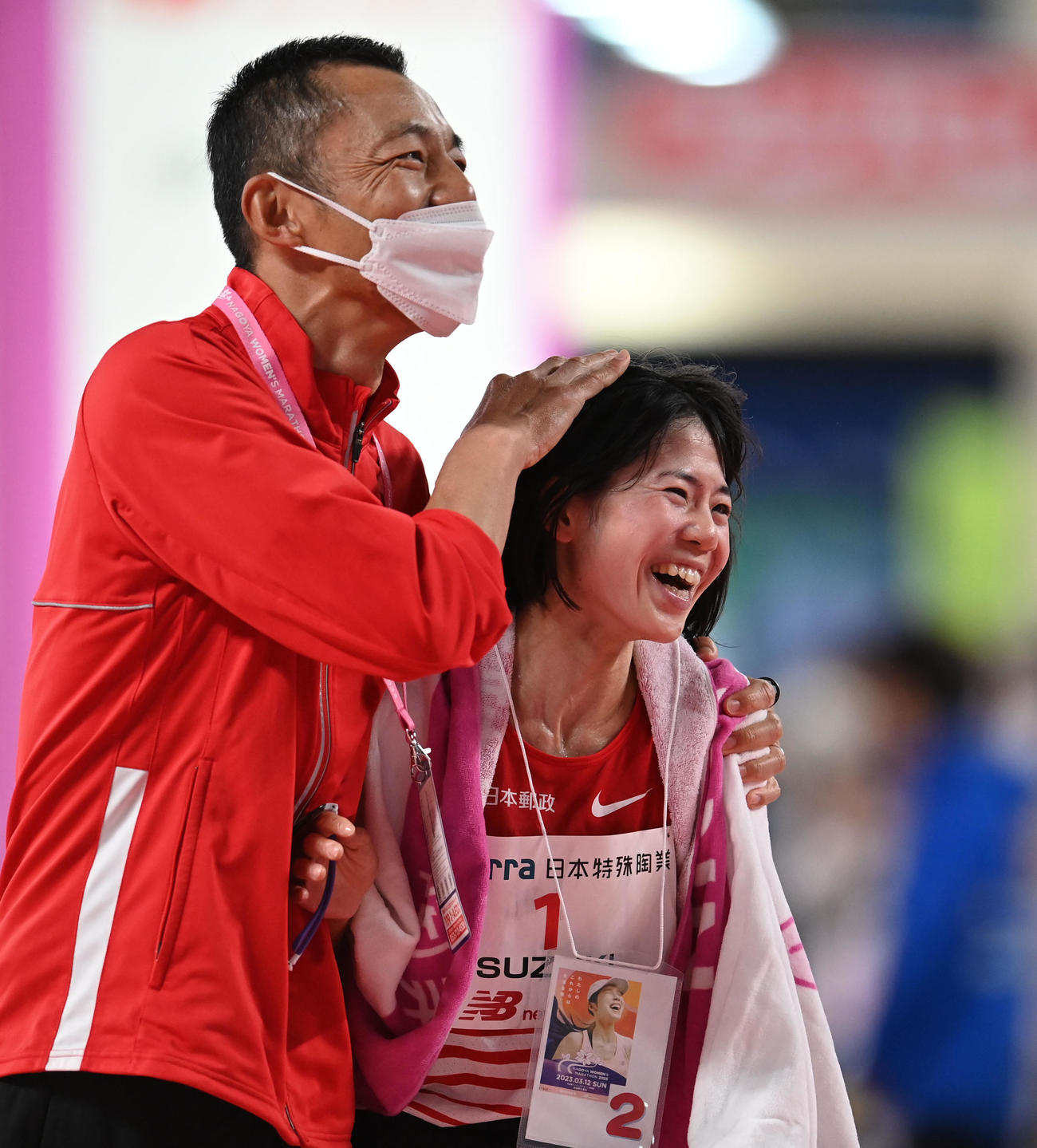 全体2位、日本人トップでゴールした鈴木亜由子（右）（撮影・森本幸一）