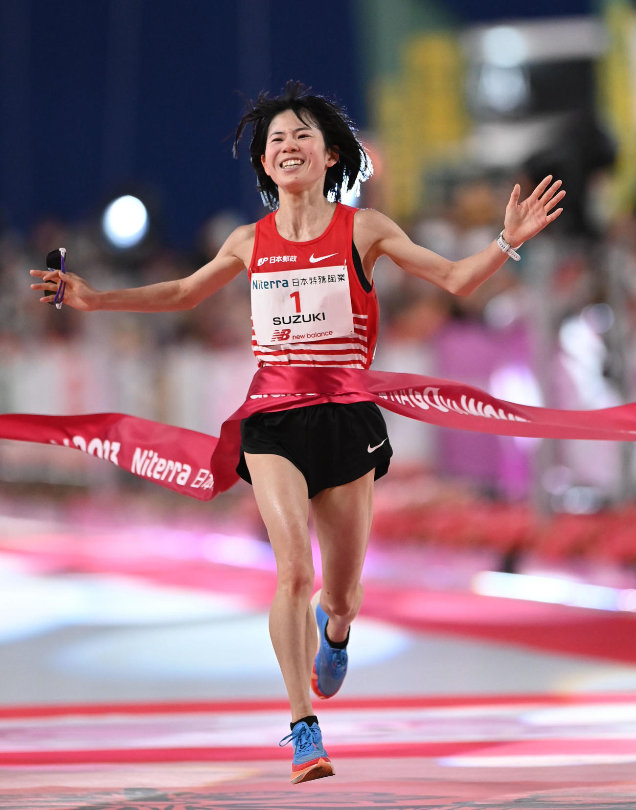 全体2位、日本人トップでゴールした鈴木亜由子（撮影・森本幸一）