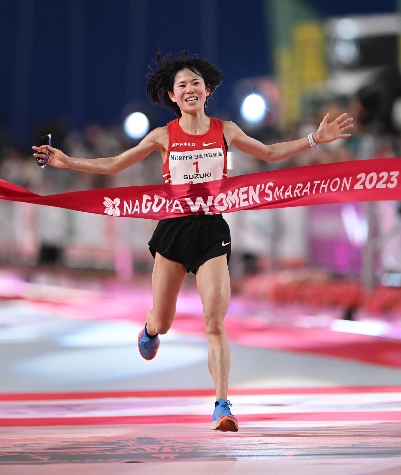 全体2位、日本人トップでゴールした鈴木亜由子（撮影・森本幸一）