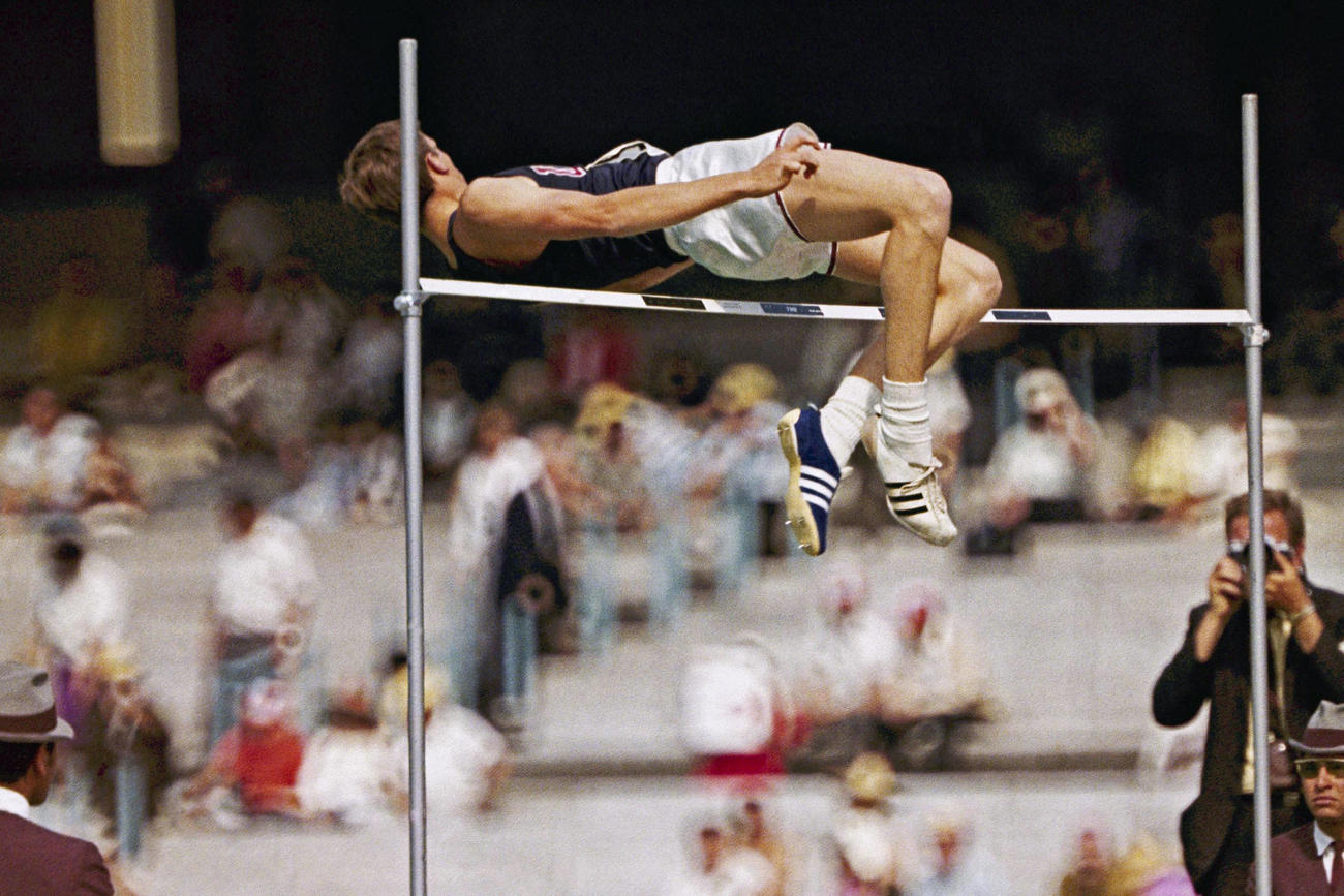 1968年メキシコ五輪の男子走り高跳びでバーをクリアするディック・フォスベリーさん（AP＝共同）