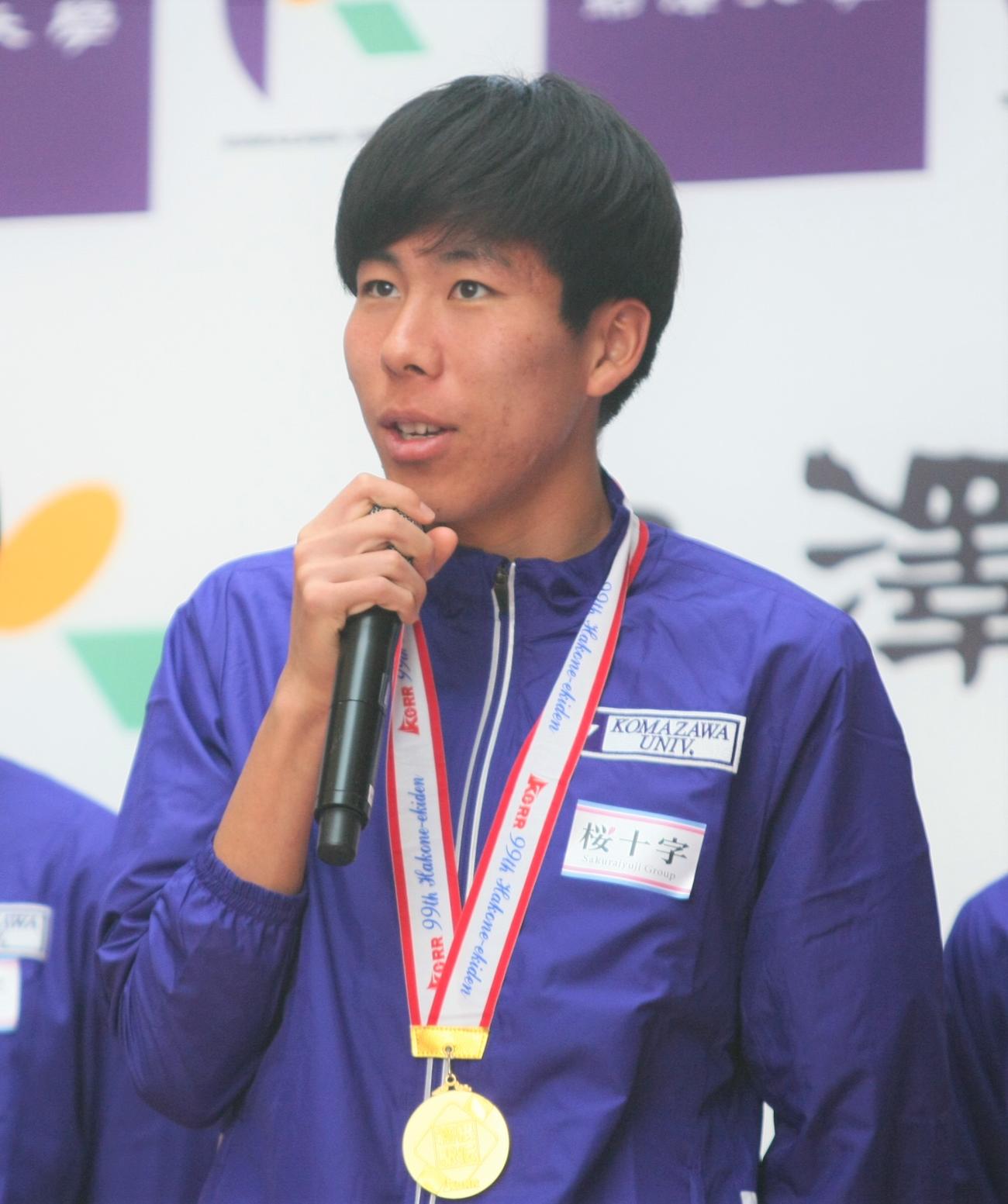 大学駅伝3冠達成報告会で笑顔を見せる駒大・田沢（撮影・藤塚大輔）