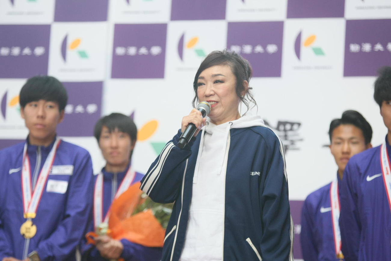 駒大の大学駅伝3冠達成報告会にサプライズ登場した松任谷由実（撮影・藤塚大輔）