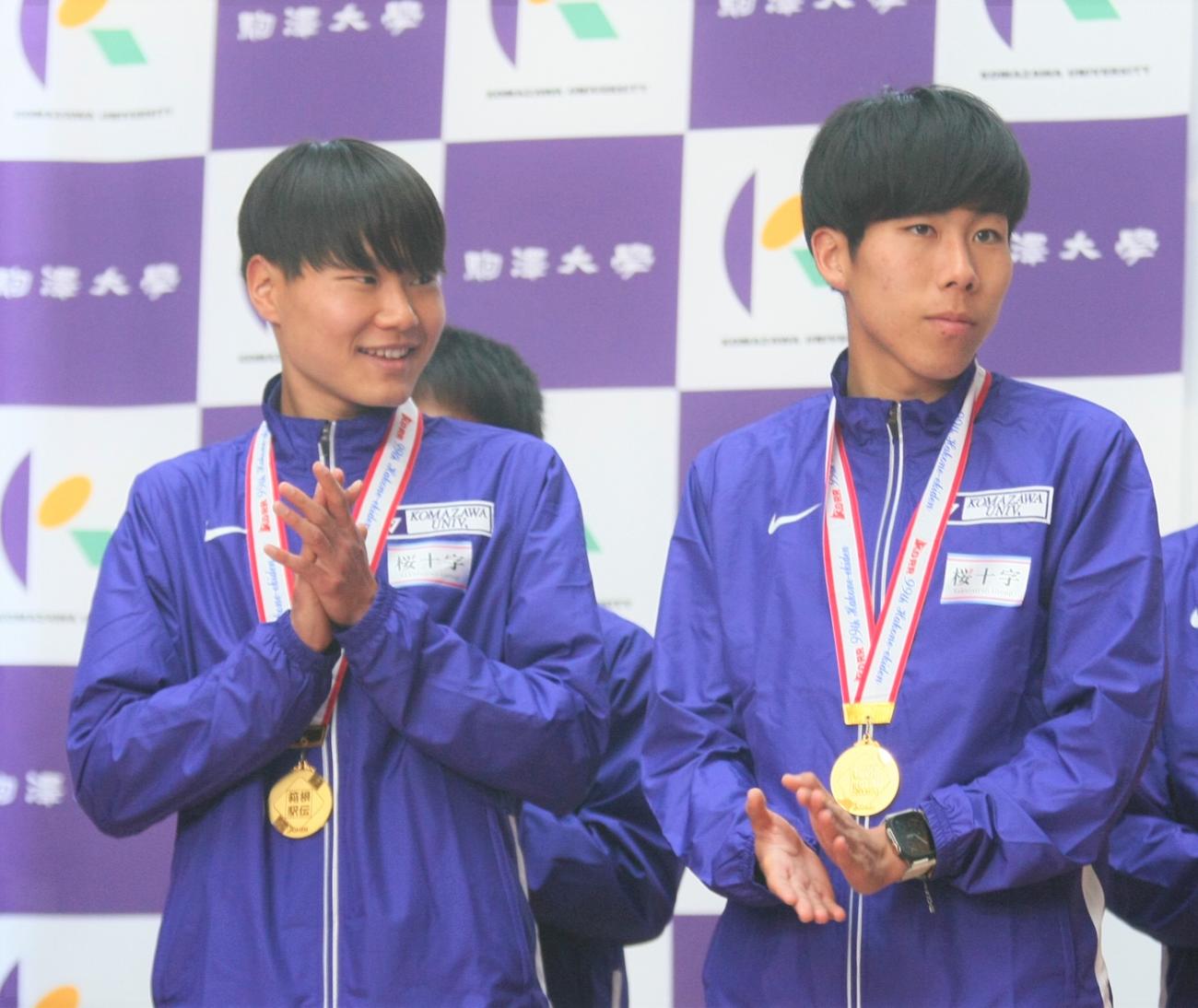 大学駅伝3冠達成報告会で笑顔を見せる駒大・山野（左）と田沢（撮影・藤塚大輔）