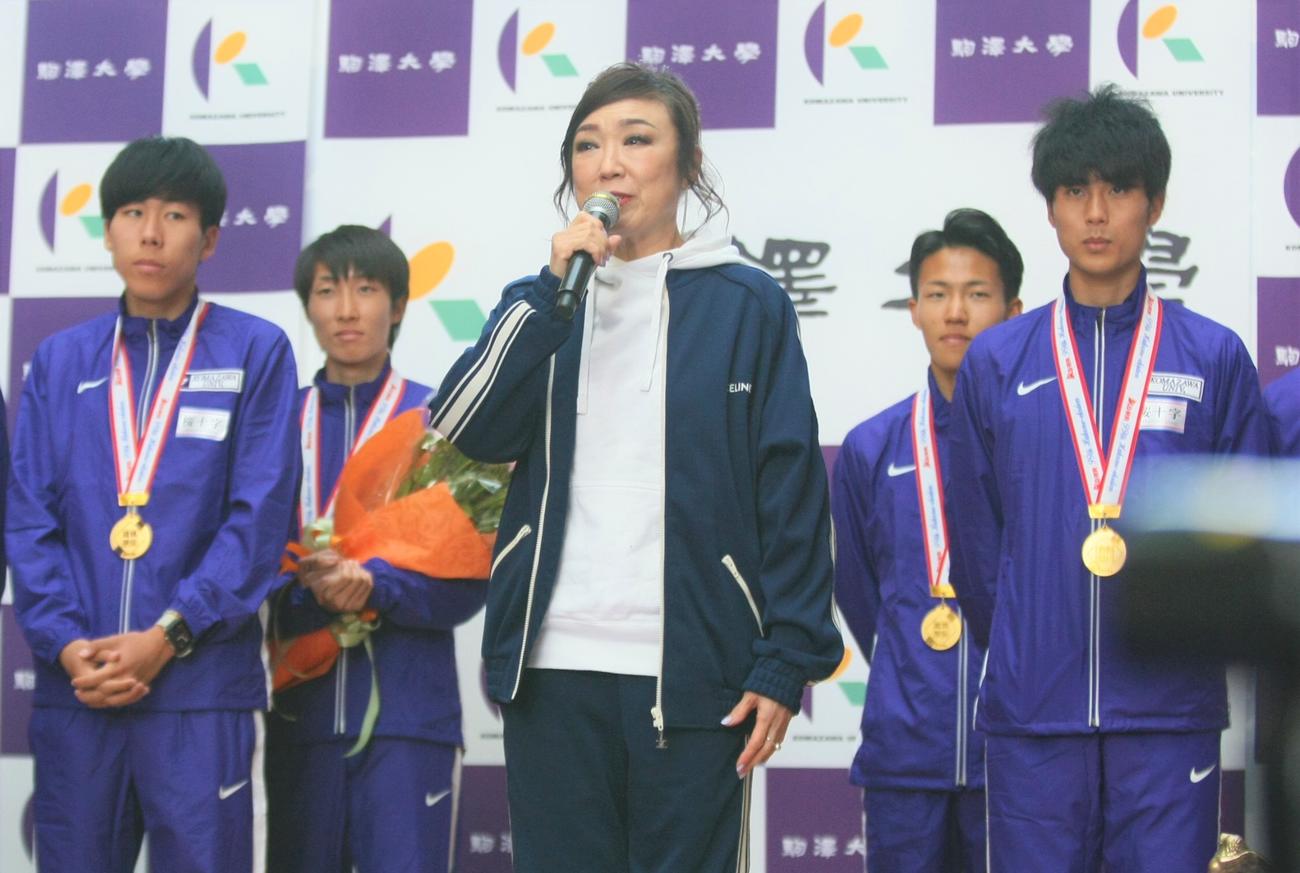 駒大の大学駅伝3冠達成報告会にサプライズ登場した松任谷由実（中央）。左は田沢、右は鈴木（撮影・藤塚大輔）