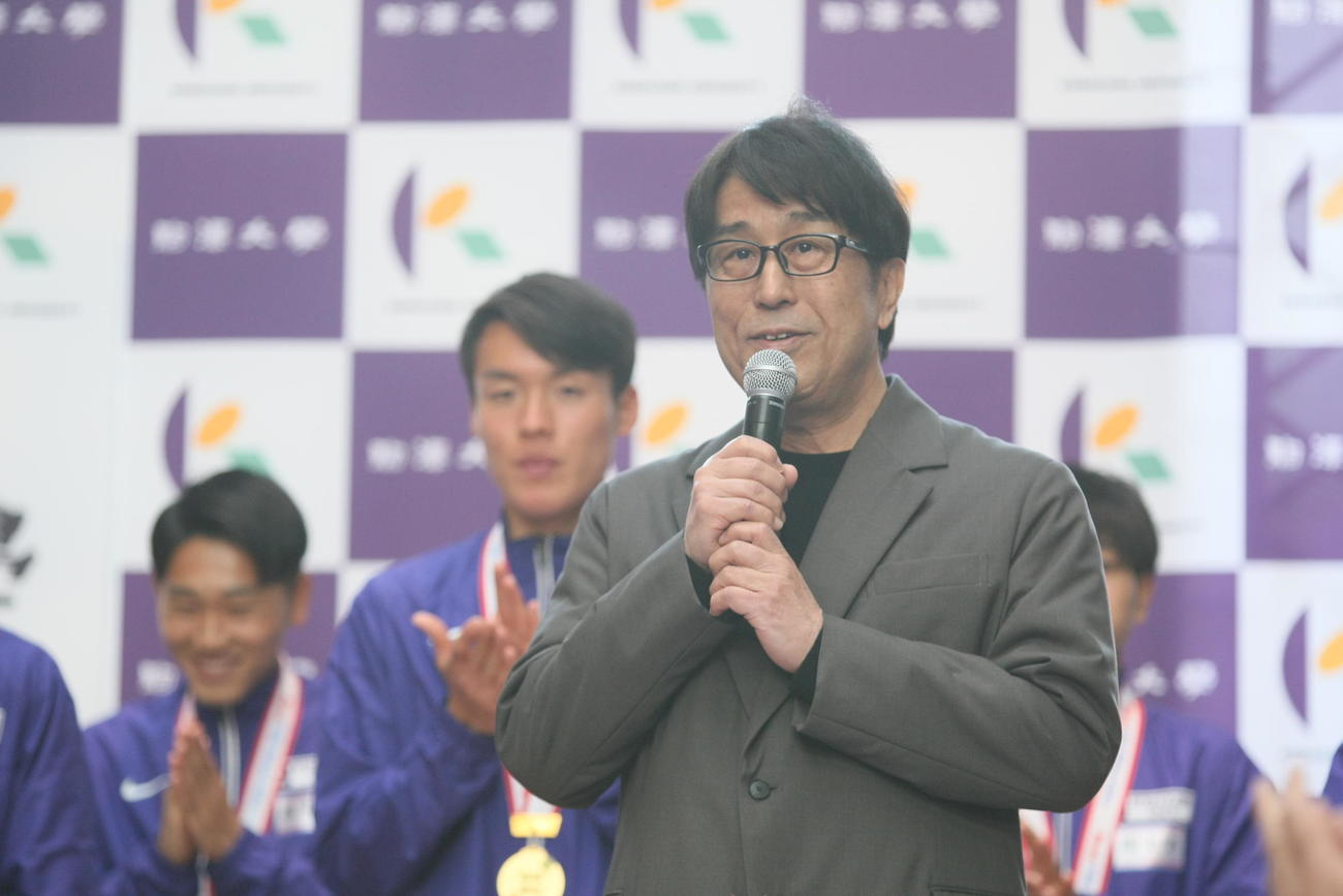 駒大の大学駅伝3冠達成報告会にサプライズ登場した松任谷正隆氏（撮影・藤塚大輔）