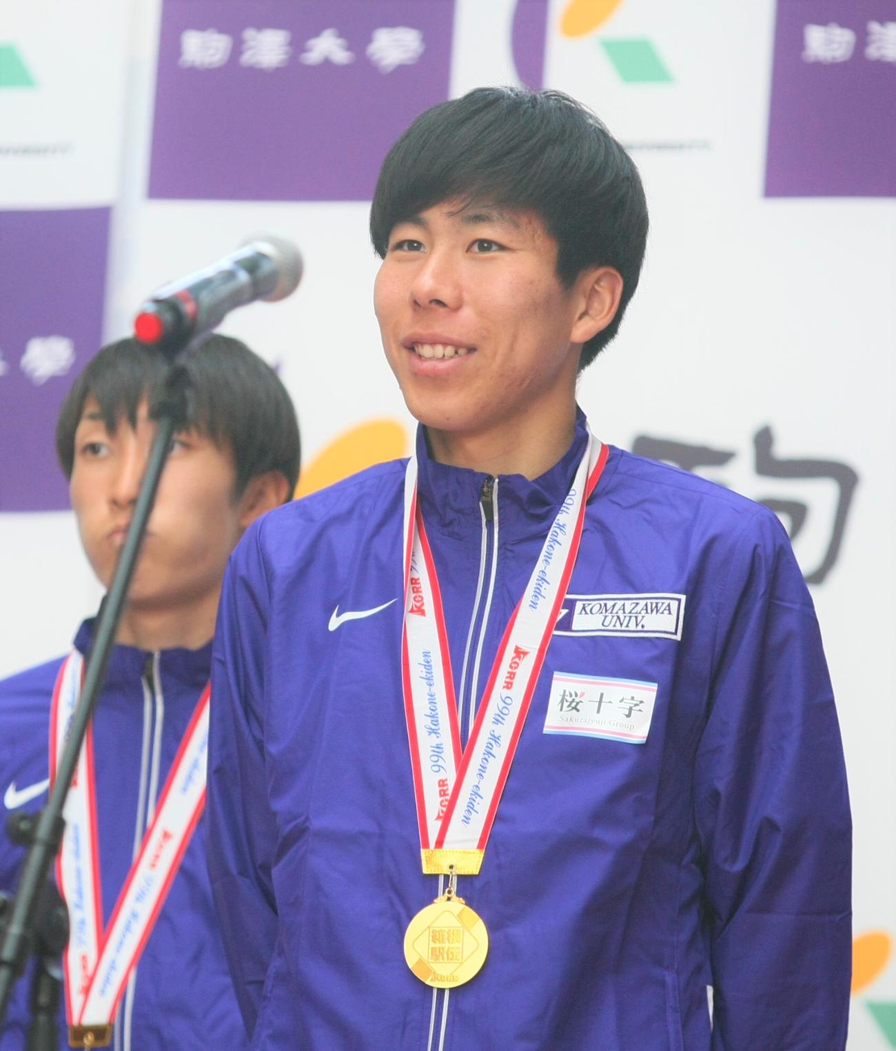 大学駅伝3冠達成報告会で笑顔を見せる駒大・田沢（撮影・藤塚大輔）